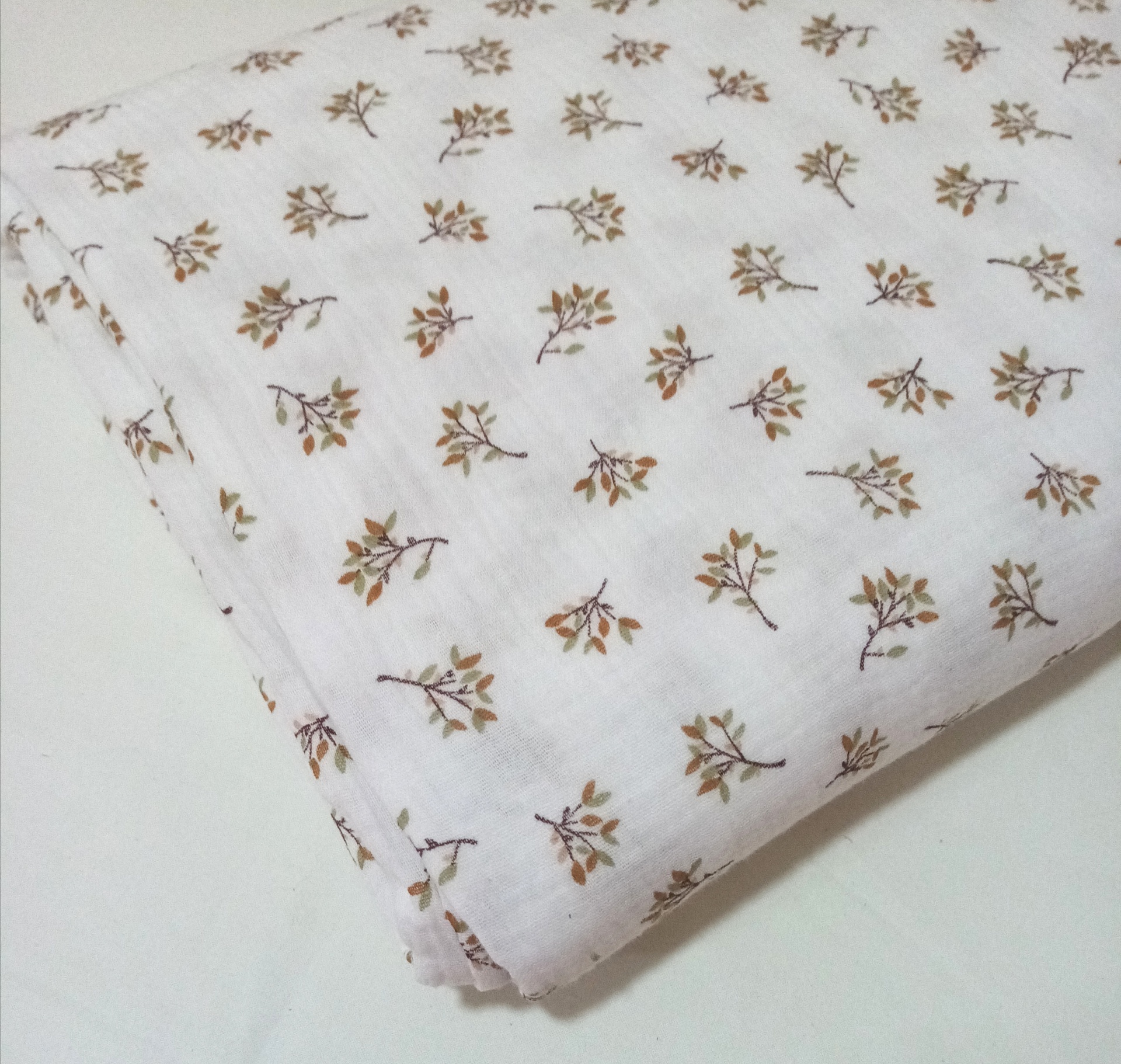 Musselina com ramos em tons de castanho Musselina com ramos em tons de castanho