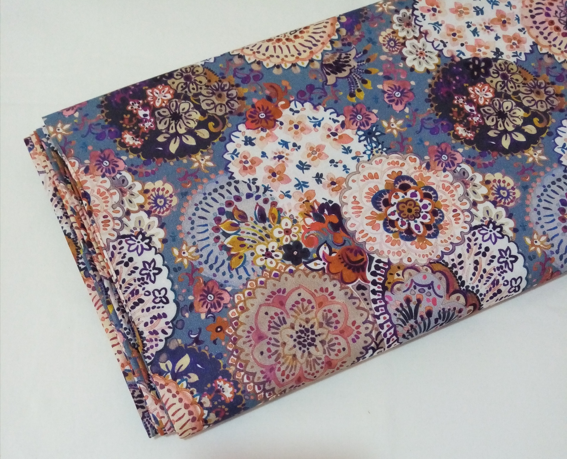 Mandalas em fundo azul pombo Mandalas em fundo azul pombo