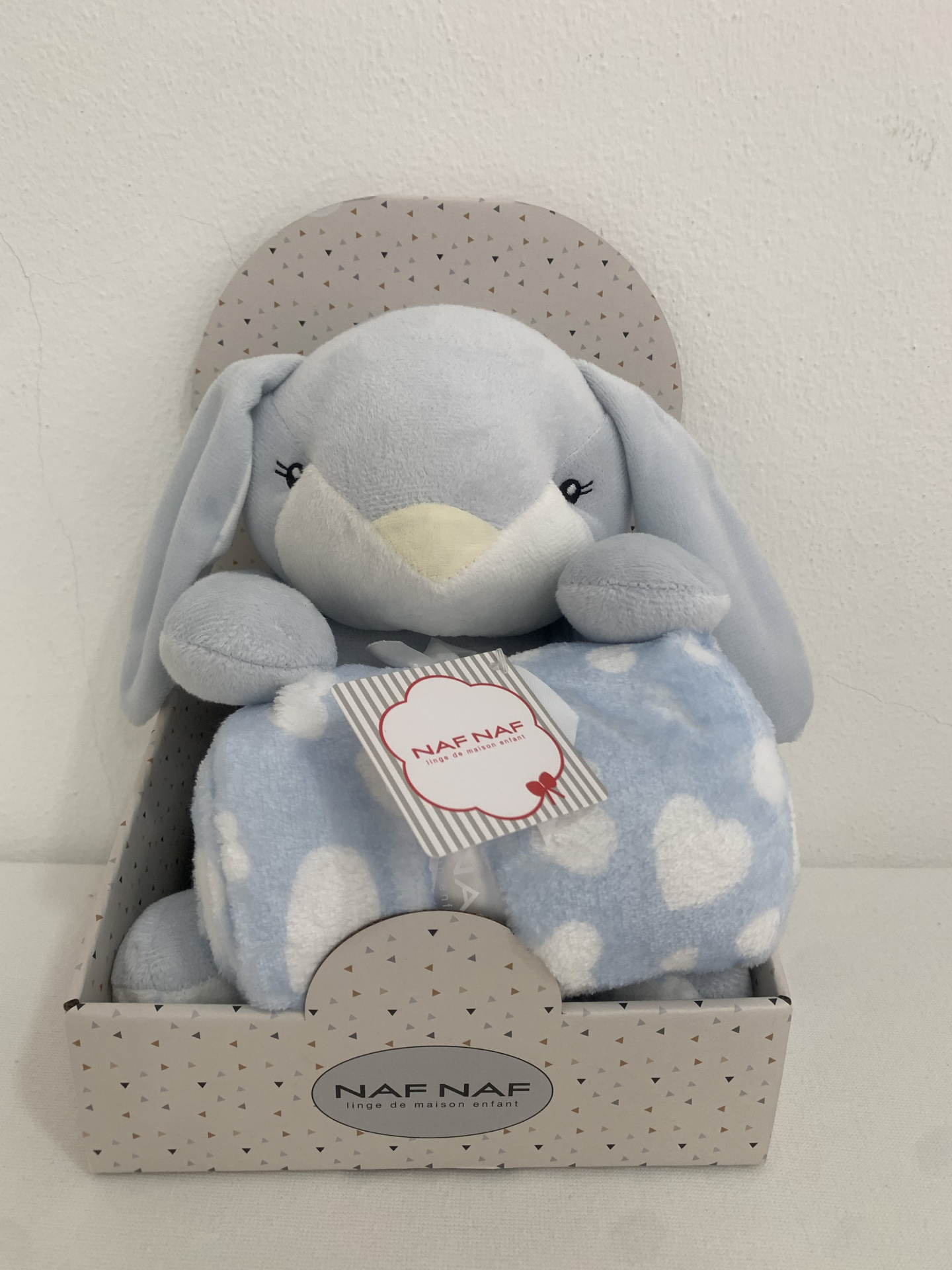 Coelhinho de peluche com mantinha azul Coelhinho de peluche com mantinha azul