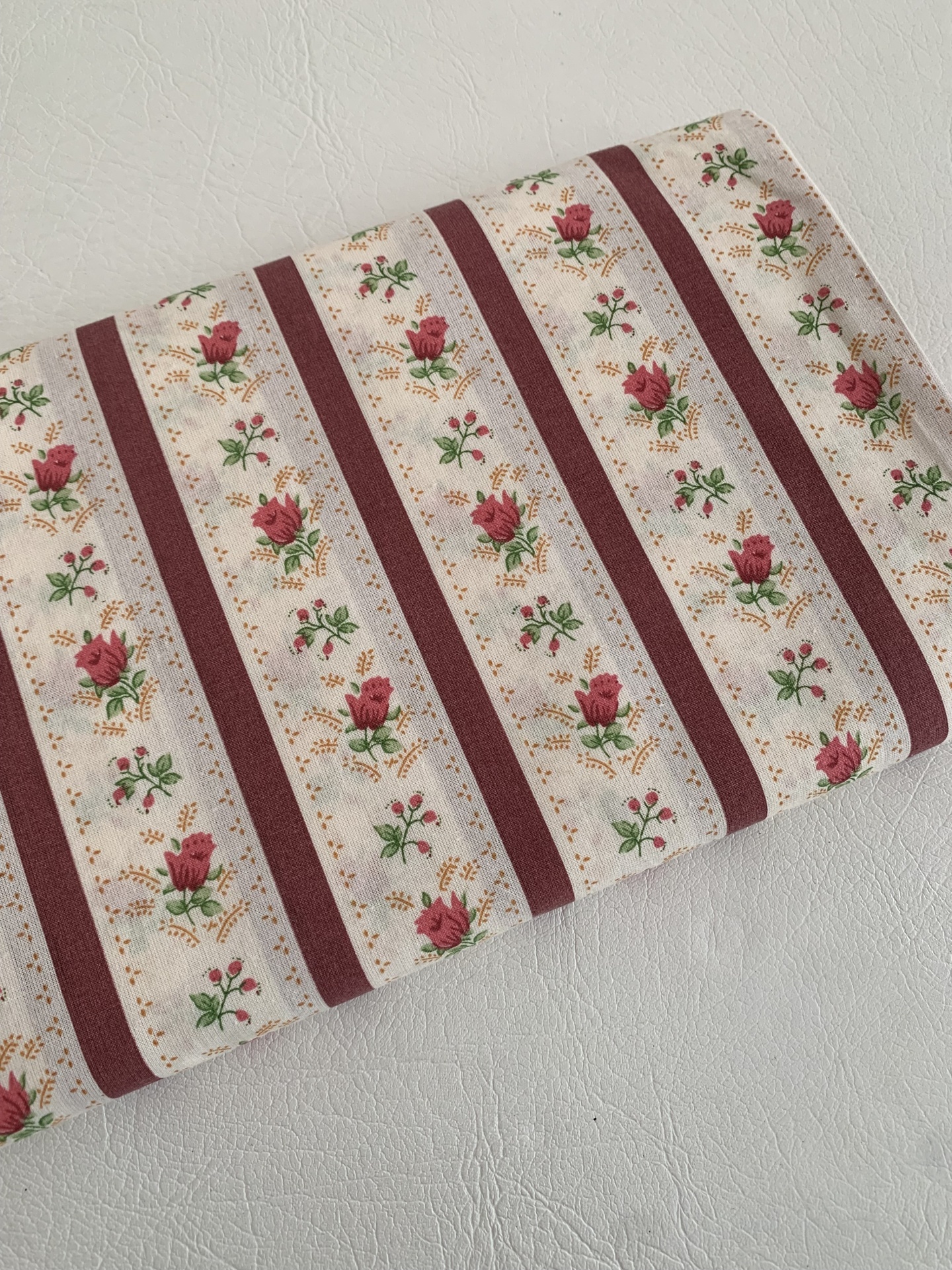 Chita com fundo pérola com riscas bordeaux Chita com fundo pérola com riscas bordeaux