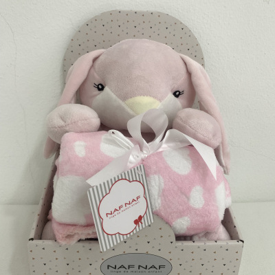 Coelhinho de peluche com mantinha rosa