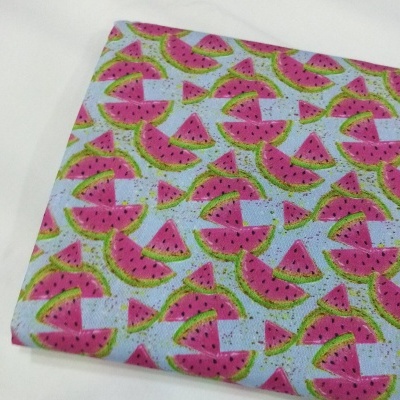 Talhadas de melancia em fundo azul