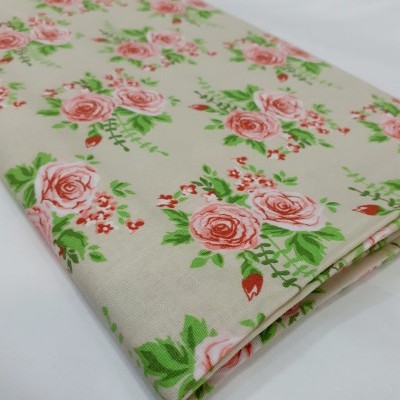 Rosas grandes em fundo creme