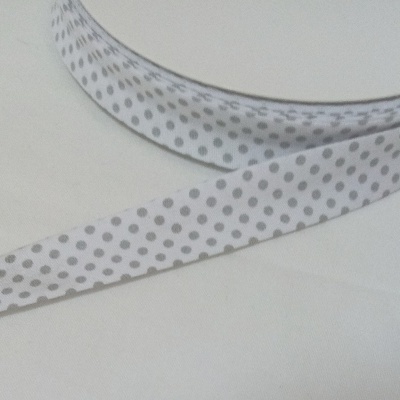 Viés com pintinhas cinza em fundo branco