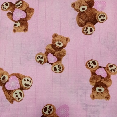 Ursinhos com corações em fundo rosa