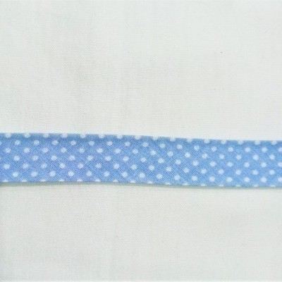 Viés com pintinhas brancas em fundo azul bebé