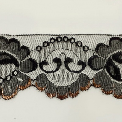 renda preta com rosas e ponta dourada