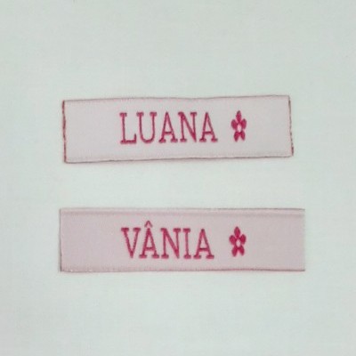 Etiquetas com nome em rosa