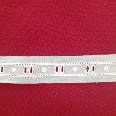 Entremeio com passa fita com bolinhas pérola