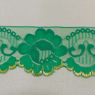 Renda verde com rosas e ponta dourada
