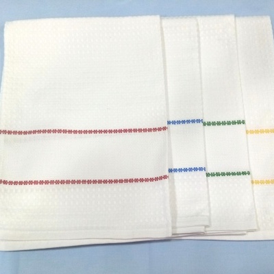 Pano de cozinha com barras para bordar