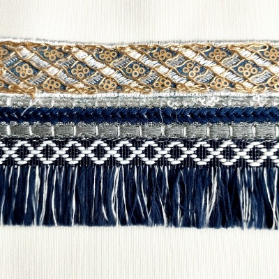 Galão dourado com franja azul