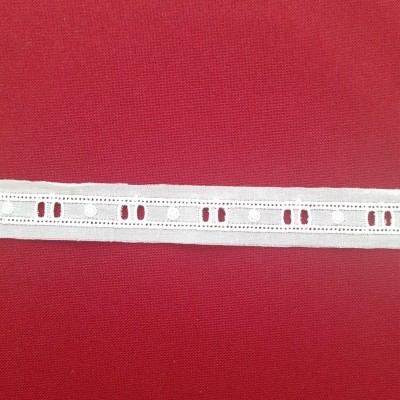 Entremeio com passa fita com bolinhas branco