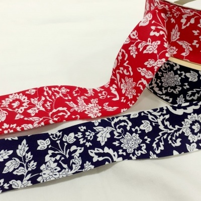 Viés com flores brancas