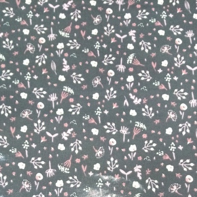 Plastificado com raminhos rosa e brancos