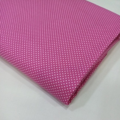 Pintinhas brancas em fundo rosa fucsia