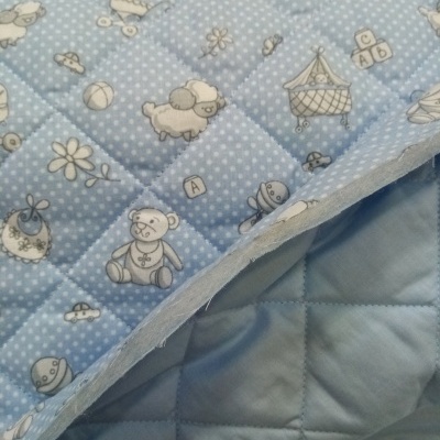 Acolchoado com motivos de bebé em fundo azul