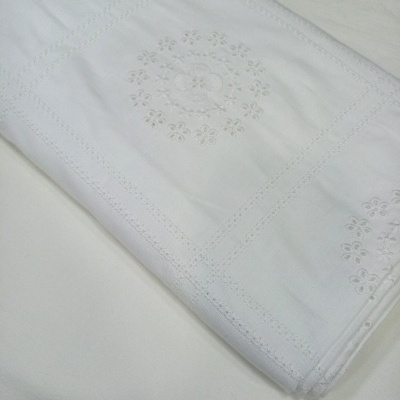 Tecido de  meio linho com trevo e flores