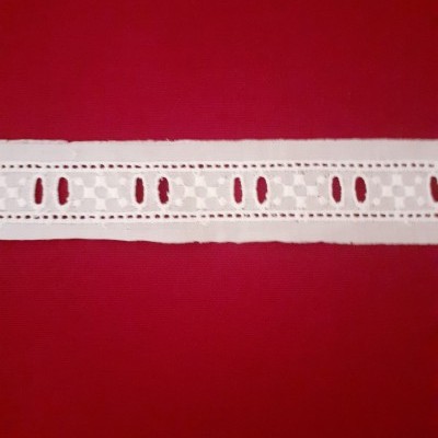 Entremeio com passa fita com bolinhas e quadrados