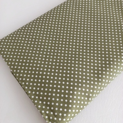 Bolinhas brancas em fundo verde azeitona