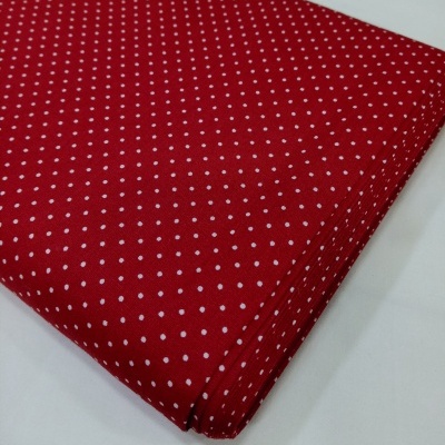 Poppy - Pintinhas brancas em fundo vermelho