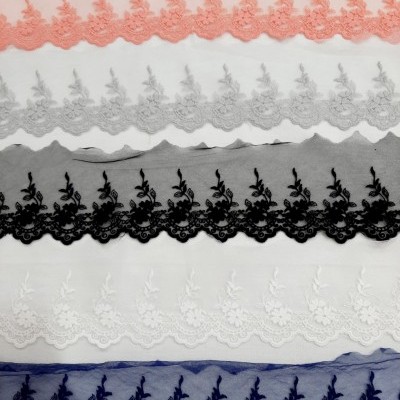 Renda em tule com ramos e flores