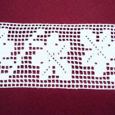 entremeio de renda branca com folhas de parra