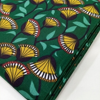 Pétalas Ocre em fundo verde