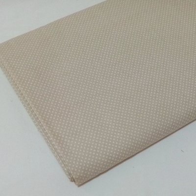 Pintinhas brancas em fundo creme