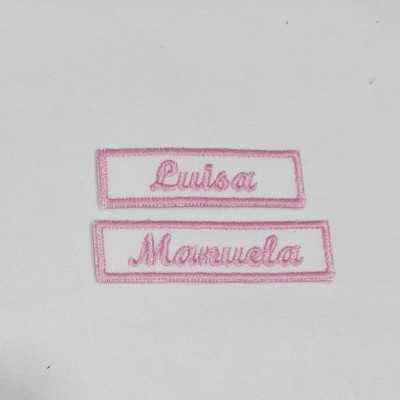 Etiquetas com nomes em rosa em fundo branco 1