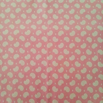 Cornucópias pequenas em fundo rosa