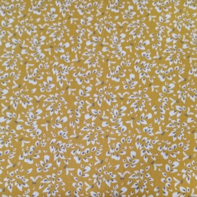 Folhas brancas em fundo mostarda