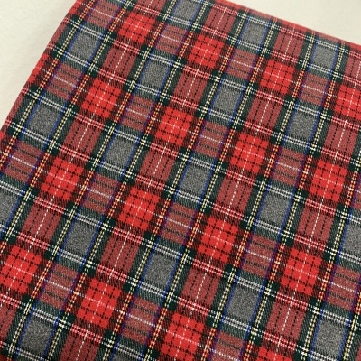 Tartan Escocês em quadrados pequenos em cinza e vermelho
