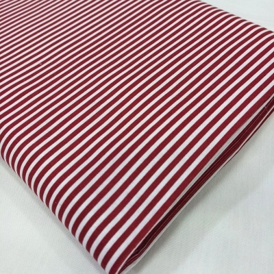 Riscas cor de cereja e brancas