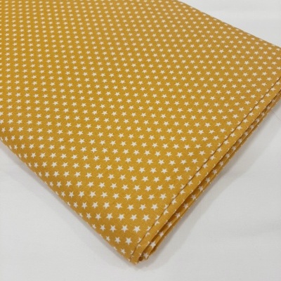 Estrelinhas em fundo mostarda