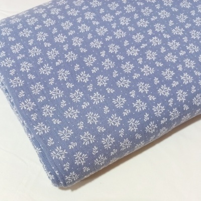 Musselina com raminhos brancos em fundo azul