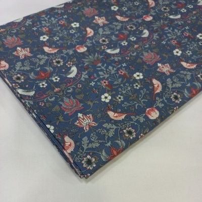 Pássaros e flores em fundo azul