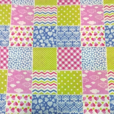 Quadrados estampados em rosa, azul e verde