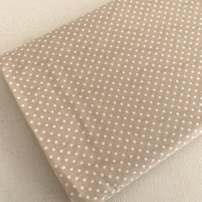 Bolinhas brancas em fundo bege