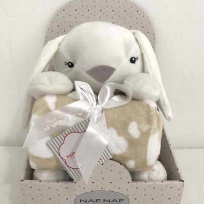 Coelhinho de peluche com mantinha creme