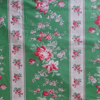 Flores vermelhas em fundo verde