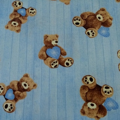 Ursinhos com corações em fundo azul