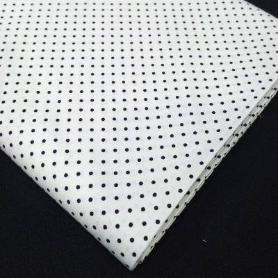 Poppy - Pintinhas pretas em fundo branco