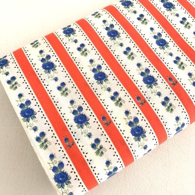 Chita com rosas e riscas laranja