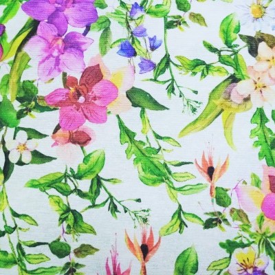 Loneta com flores coloridas