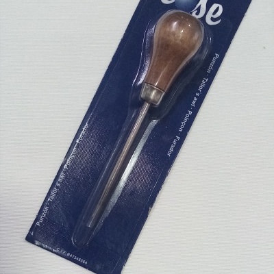 Furador com cabo de madeira