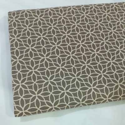 Geométrico bege em fundo castanho claro