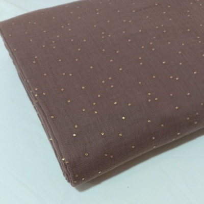 Musselina castanho claro com pintas douradas