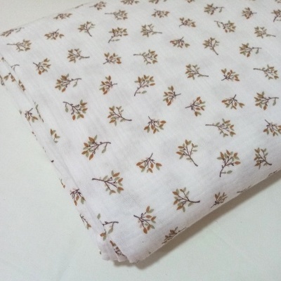 Musselina com ramos em tons de castanho