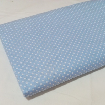 Flanela com bolinhas brancas em fundo azul bebé